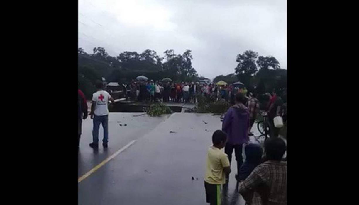La carretera sedió entre río Chiquito y Tegucigalpita, Omoa.