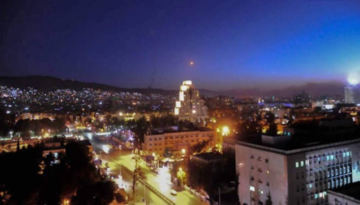 Estados Unidos lanzó el viernes en coordinación con Francia y el Reino Unido múltiples ataques contra objetivos en Siria, operaciones militares que Damasco clasificó como una 'violación flagrante' del derecho internacional.