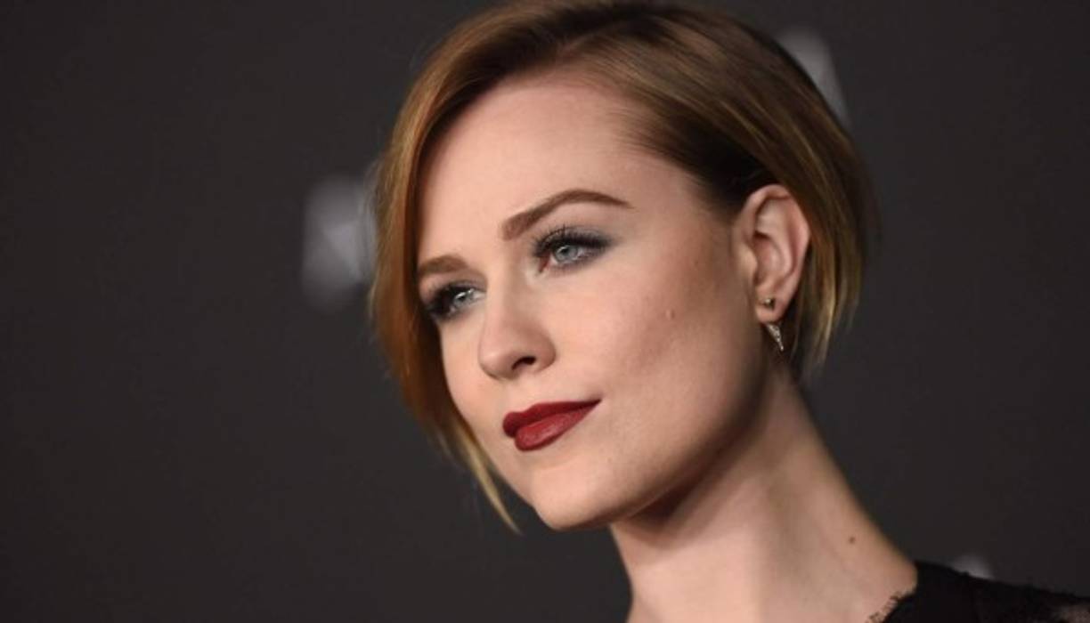 Evan Rachel Wood. 'Soy bisexual y siempre bromeo sobre las vibras que me despierta Miley (Cyrus). ¡No es algo malo, sólo una observación!', escribió hace dos años la actriz estadounidense.