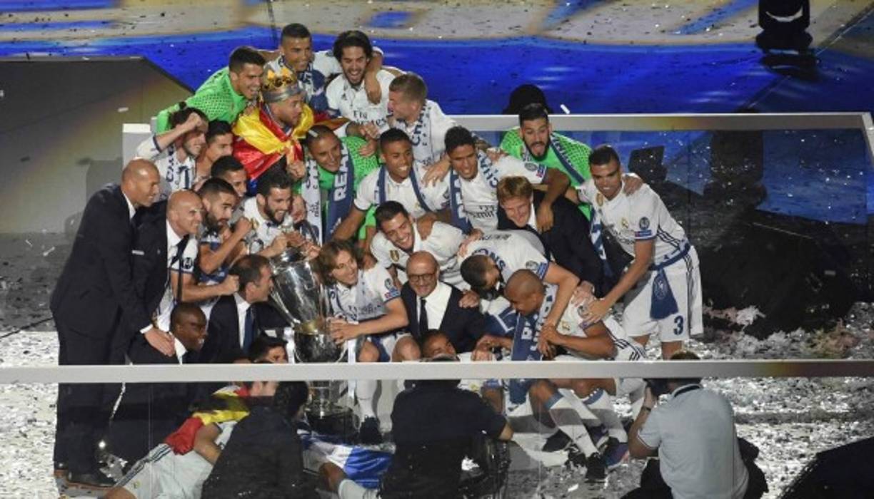 GRA436. MADRID, 04/06/2017.- Jugadores y cuerpo técnico del Real Madrid posan para los medios gráficos durante la celebración que el equipo blanco ha organizado esta noche en el estadio Santiago Bernabéu tras conseguir la Liga de Campeones, al derrotar a la Juventus en la final disputada ayer sábado en el estadio Millennium de Cardiff. EFE/Fernando Villar.