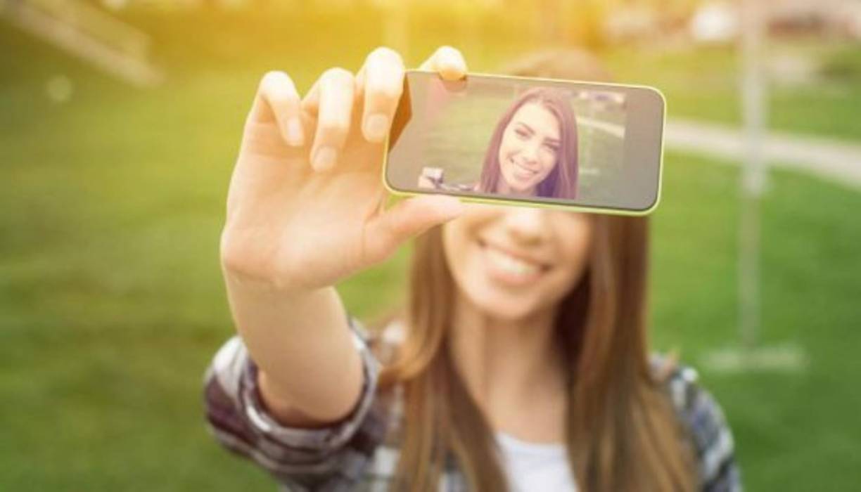 El truco de la cuenta atrás. Cierra los ojos y cuenta 3,2,1… y dispara justo cuando abres los ojos. Te agrandará la mirada.