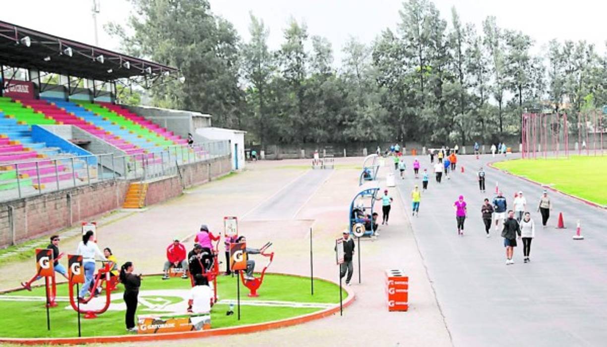 Varias miles de personas llegan en familia a hacer deporte todos los días a la Villa Olímpica de Tegucigalpa.