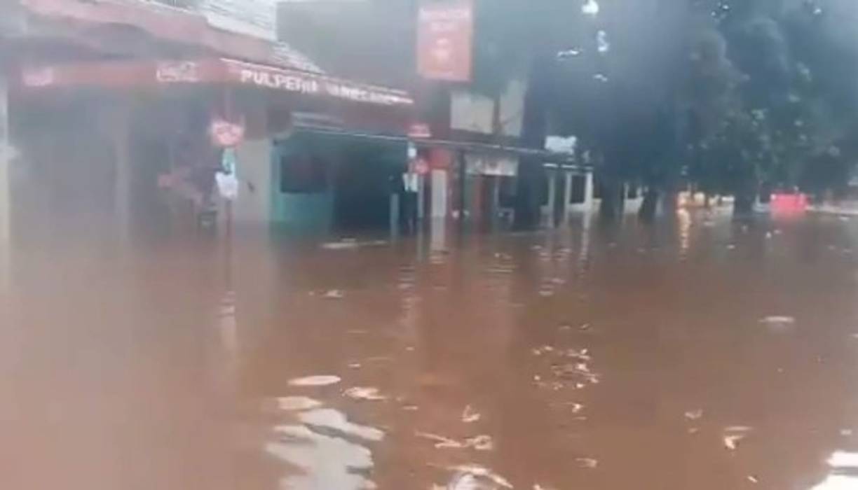 Las inundaciones fueron ocasionadas por las fuertes lluvias que duró 15 minutos.