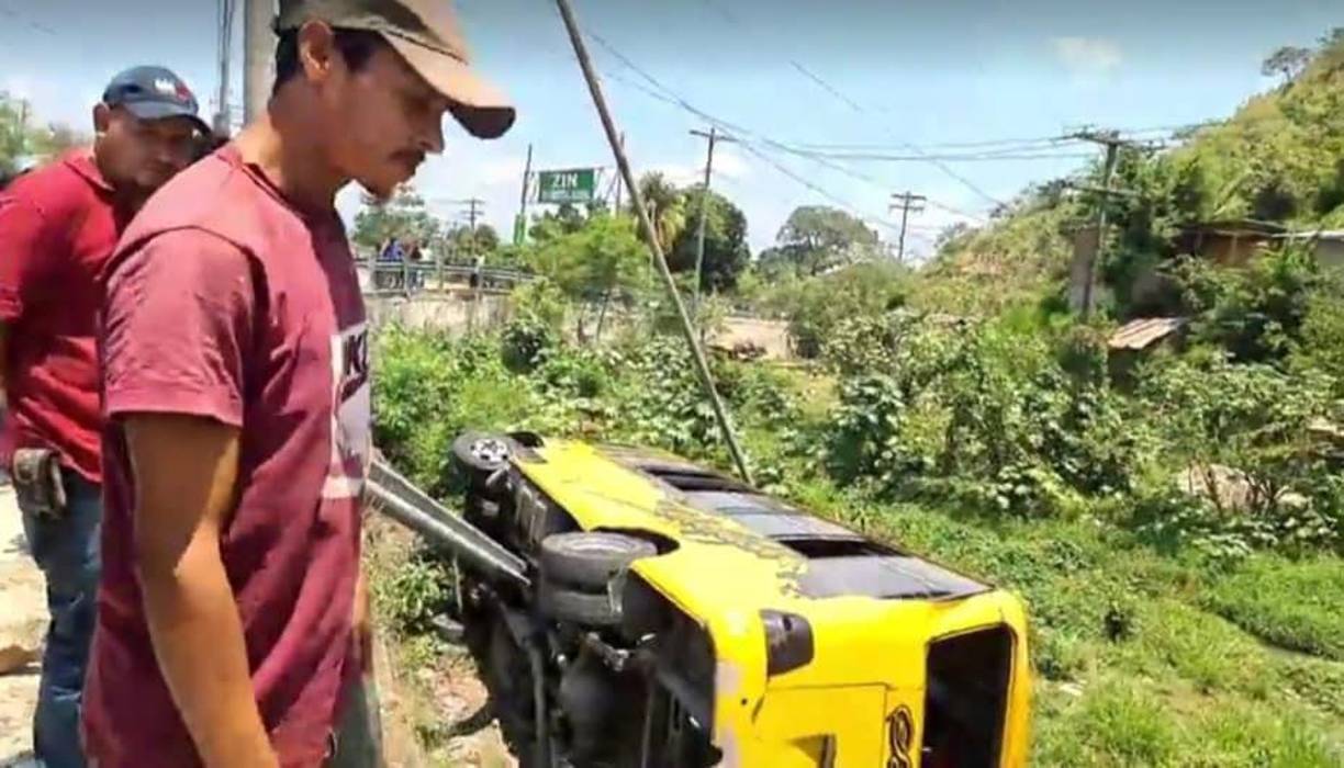 No obstante, producto de la alta velocidad, la unidad cayó a un abismo, rompiendo la barda metálica instalada a la orilla de la carretera. 