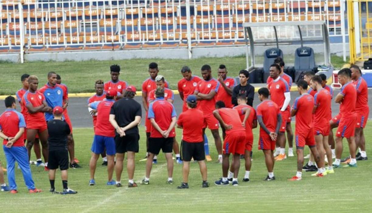 El Olimpia no perdió el tiempo y tras salir del aeropuerto se fue rumbo al estadio Nacional para empezar a preparar el clásico ante Motagua. Pedro Troglio tuvo una charla con sus muchachos.