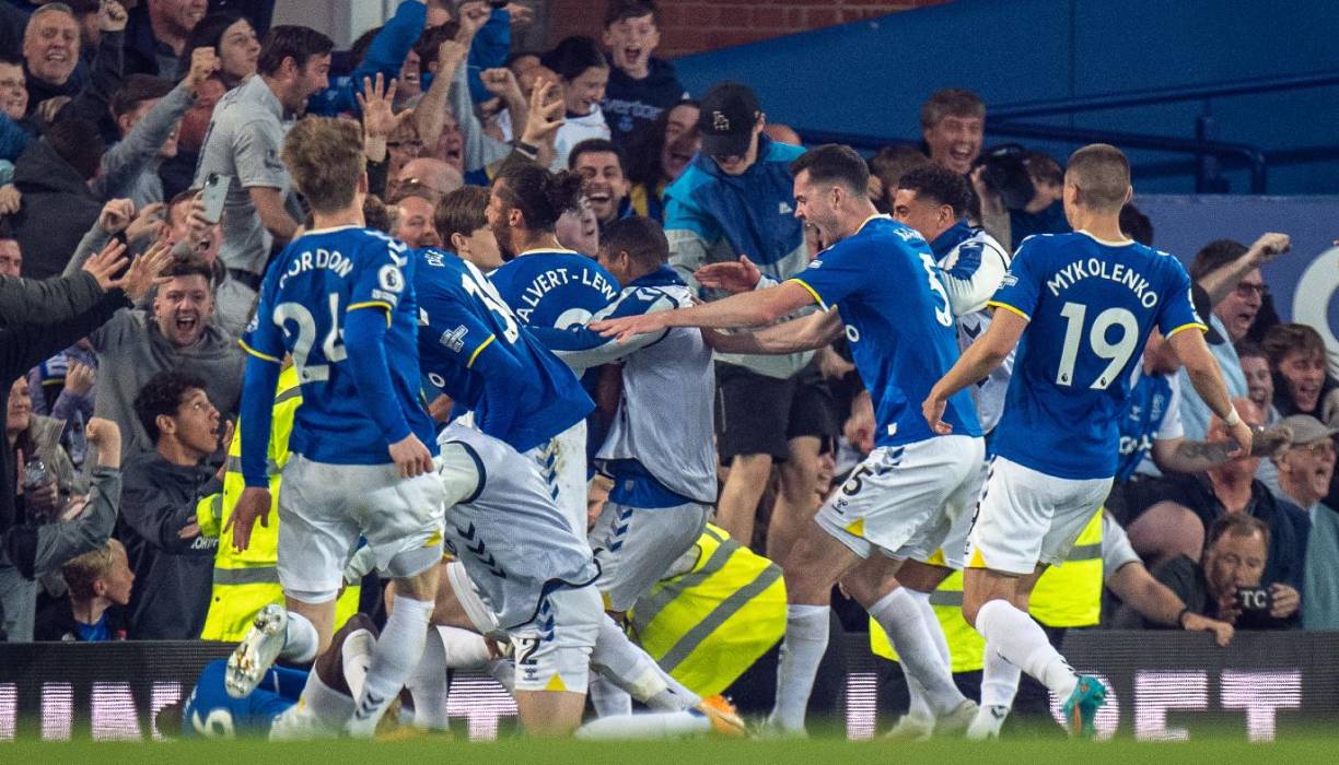La celebración de Dominic Calvert-Lewin tras su gol que firmó la remontada del Everton ante el Crystal Palace.