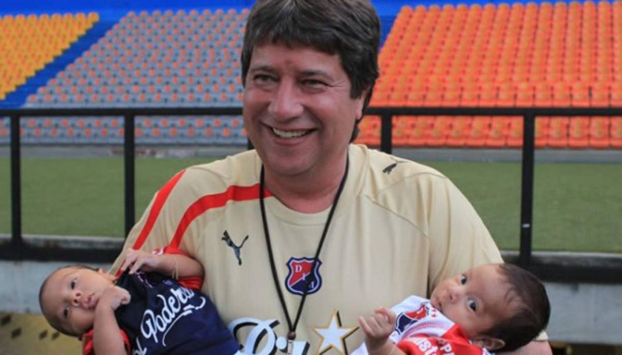 En 2012 dirigió al club Deportivo Independiente Medellín, en donde debutó como futbolista de manera profesional.