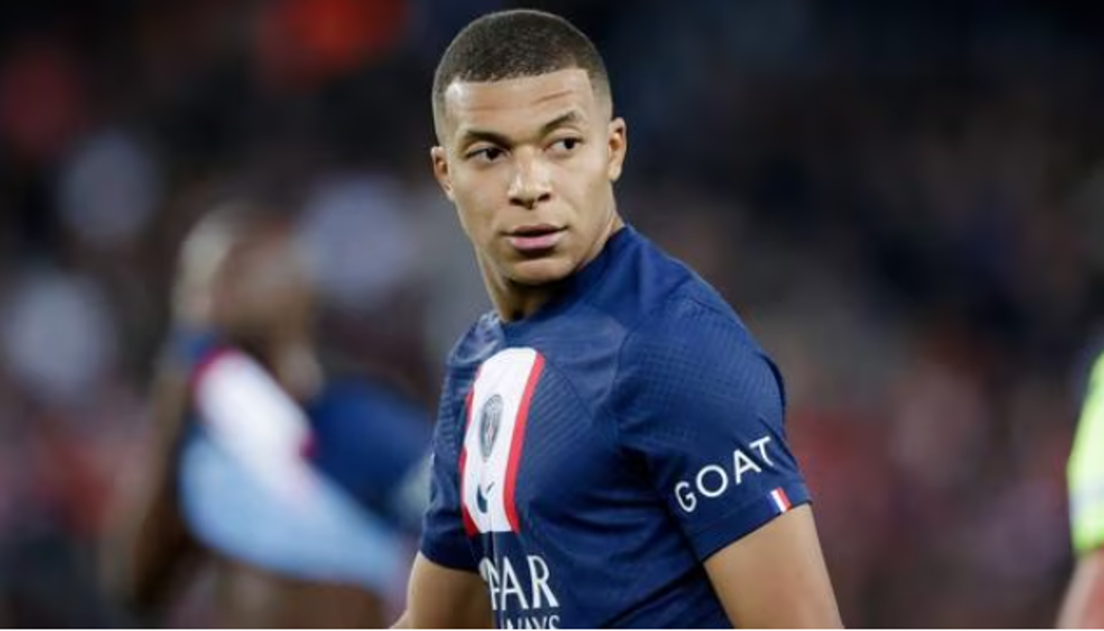 Fabrizio Romano, por su parte, confirma esta información: “Fuentes del PSG creen que acordó un acuerdo previo secreto con el Real Madrid. En el club están convencidos que solo quiere ir al Madrid, por eso rechazó la oferta de Arabia Saudita”.