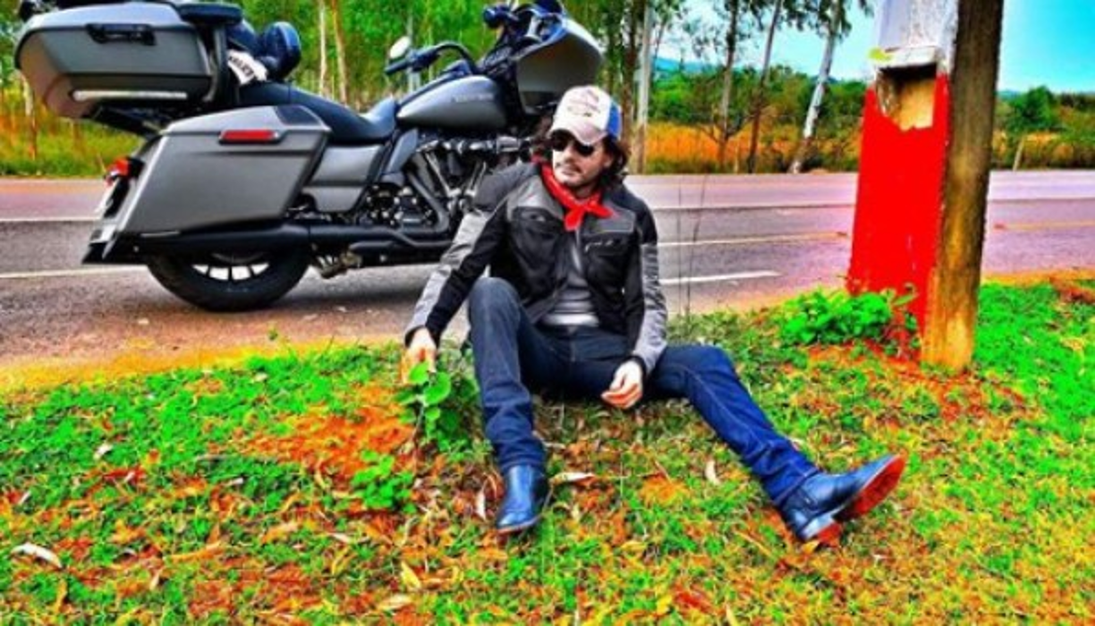 El actor que mide 1.88, ha estado involucrado en los últimos años en el mundo del cine, logrando varios papeles en diversas producciones cinematográficas.