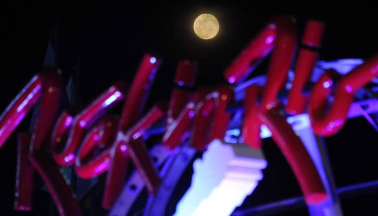 La luna llena se ve en el último día del festival Rock in Rio en Brasil.