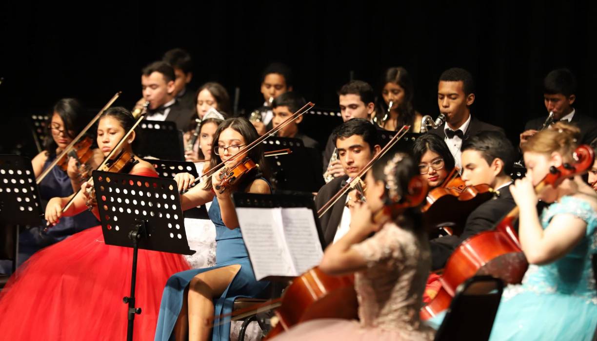 Las jóvenes músicas salieron vestidas en colores diferentes, lo cual hizo más llamativa la escenografía por la variedad de tonos. 