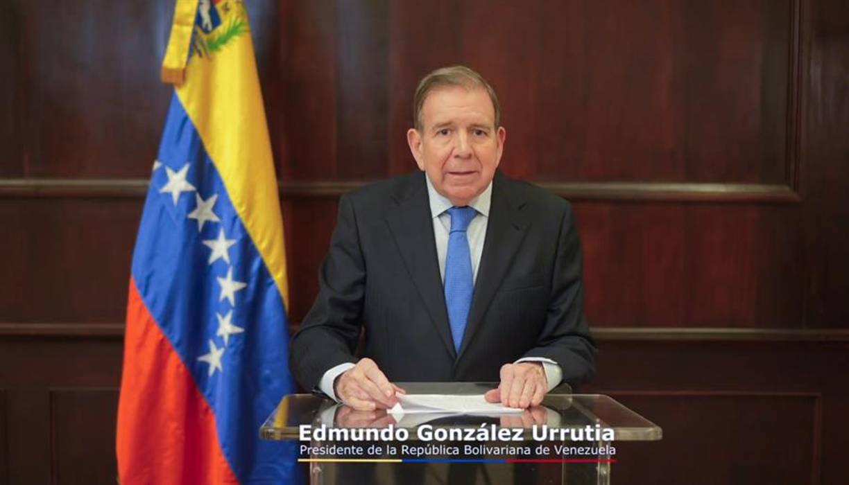 El líder opositor venezolano, Edmundo González Urrutia, denunció este viernes que Nicolás Maduro “ha consumado un golpe de Estado y se ha autocoronado dictador” al asumir un nuevo mandato presidencial, desconociendo los resultados que, según la oposición, reflejan su victoria en las elecciones del 28 de julio. 