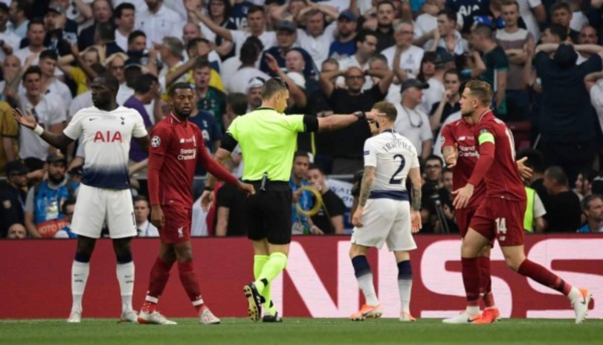 El árbitro central no dudó en sancionar el penal a favor del Liverpool. Nuevas reglas se han implementado a partir de este 1 de junio y en la final de Champions League ya pusieron manos a las obras.
