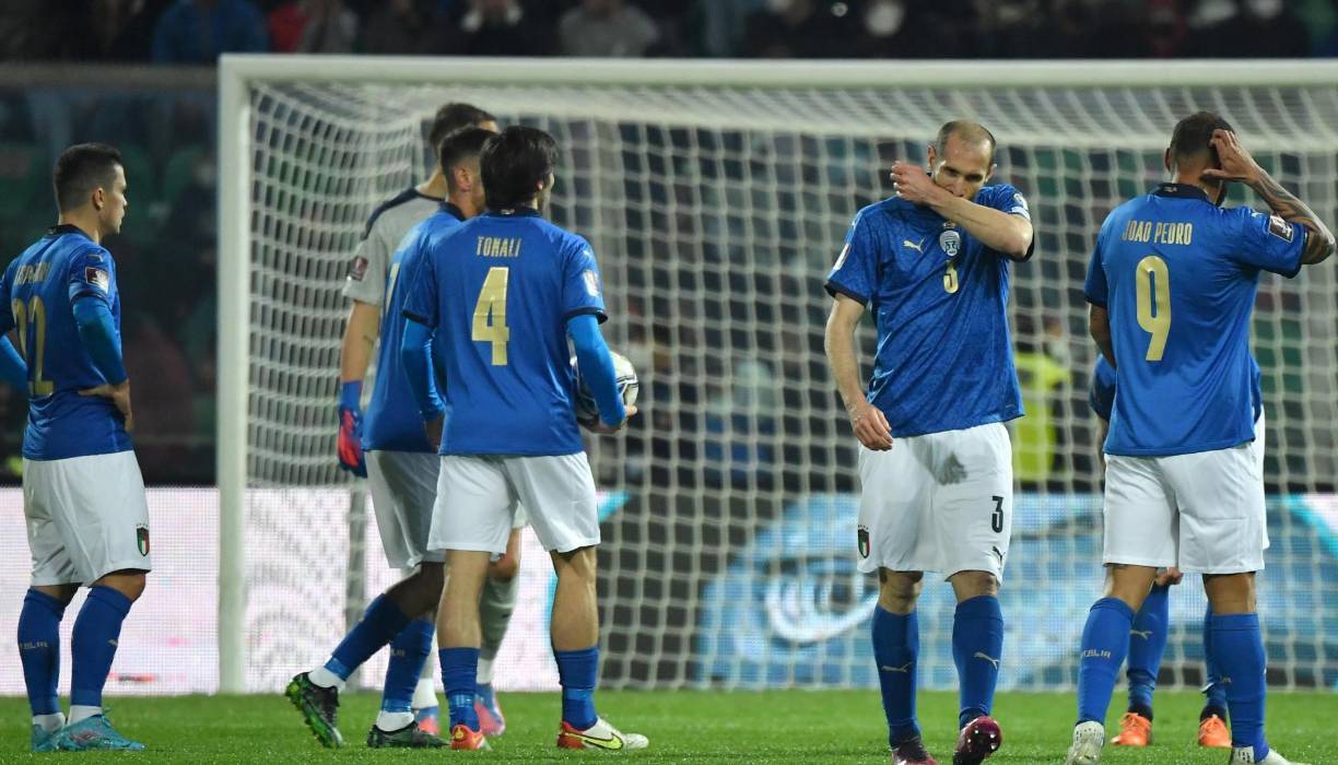 La selección de Italia quedó fuera del Mundial de Qatar y desde ya han comenzado a realizar un plan que los haga resurgir. Fotos AFP, Agencia EFE y Selección italiana Twitter.