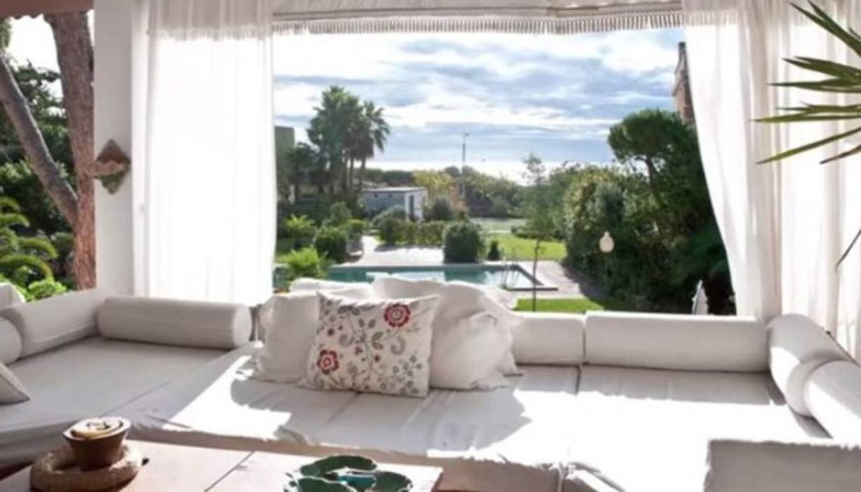 Posee también diversos porches con un estilo muy acogedor en piedra y madera con vistas al jardín donde al jugador del Barcelona le gusta organizar cenas y alguna que otra fiesta.