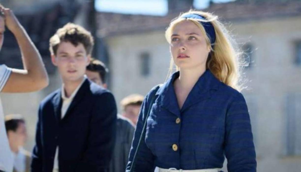 “VOLTAIRE HIGH” (Amazon Prime Video).El 10 de septiembre llega esta comedia dramática <br/>ambientada en Francia en los años sesenta. En ocho episodios de 50 minutos recrea el momento en el que un prestigioso instituto francés aceptó por primera vez a niñas en sus clases. El hito, que supuso el comienzo de una nueva era, se recrea en la historia de once chicas.