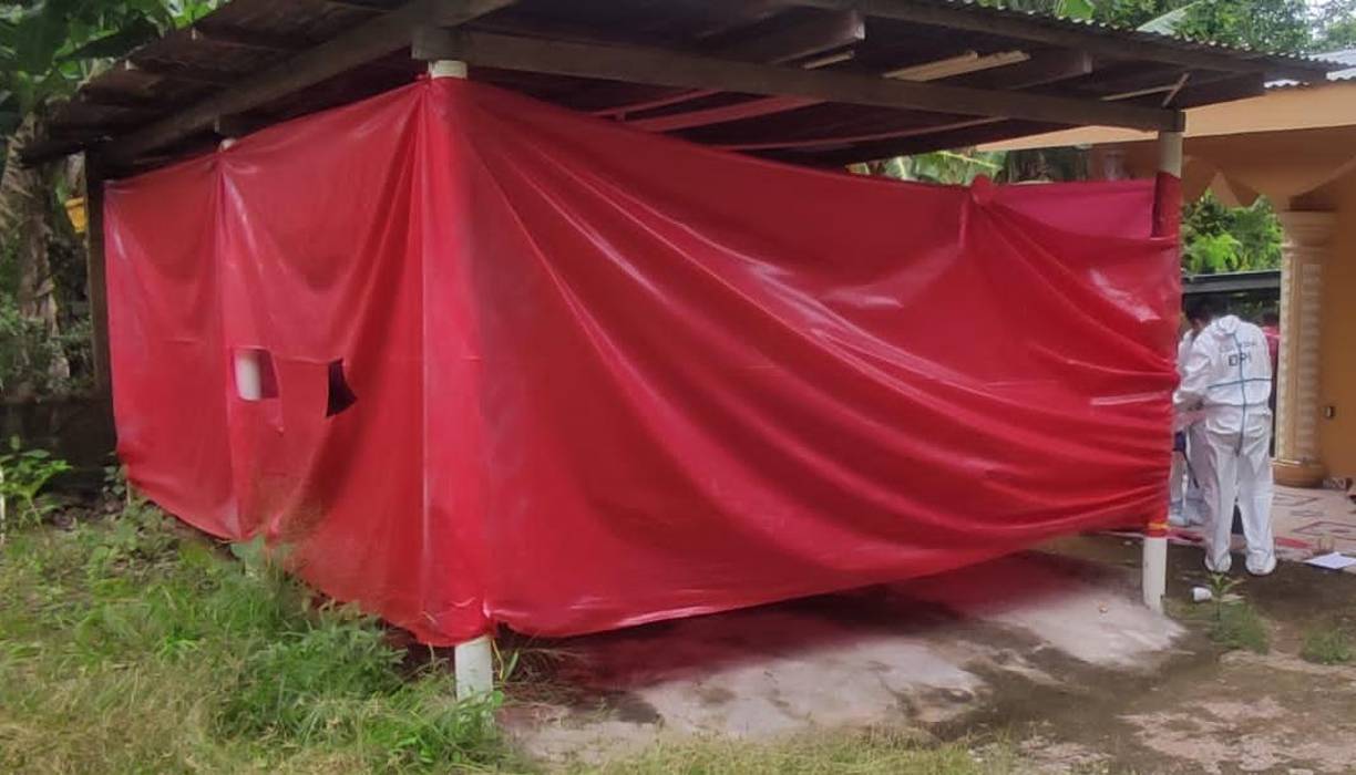 El vehículo estaba tapado con un plástico rojo.