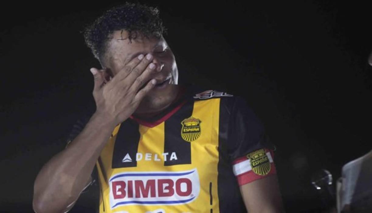 Carlos Pavón no pudo más y terminó derramando lágrimas debido a la emoción.