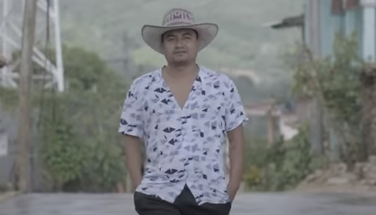 “Hay noches de insomnio que llegan las mismas pesadillas, los recuerdos”, expresó Luis Uriel Gómez, quien aún enfrenta los recuerdos del 26 de septiembre. Hoy en día trabaja como jornalero, luchando cada instante con el peso de su memoria. 