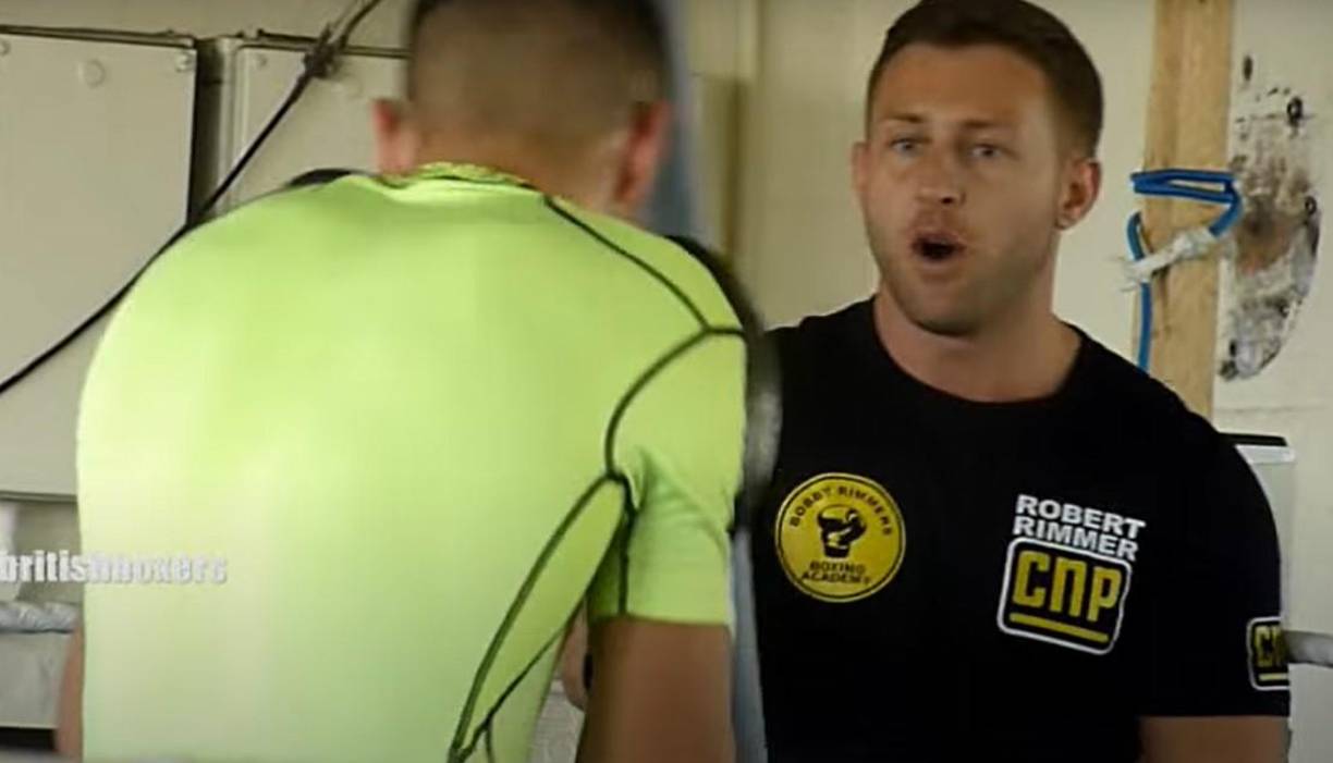 Un portavoz dijo: “Los oficiales están ansiosos por hablar con él en relación con una investigación en curso sobre delitos relacionados con las drogas en nuestra área”.