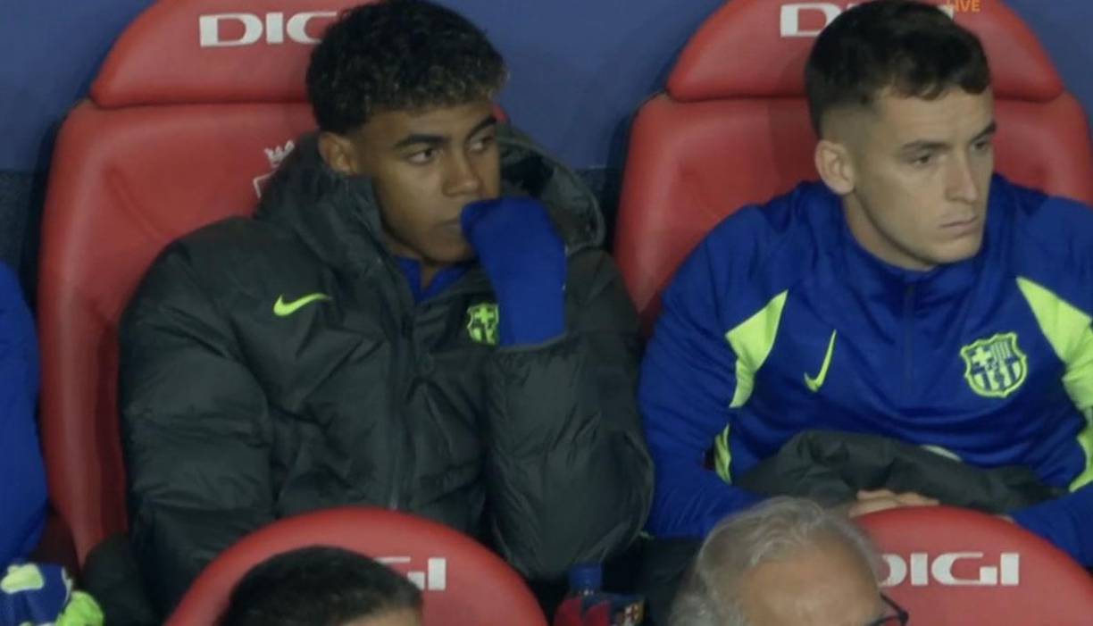 Lamine Yamal con rostro serio tras los goles del Osasuna en el primer tiempo. No estaba para nada contento.