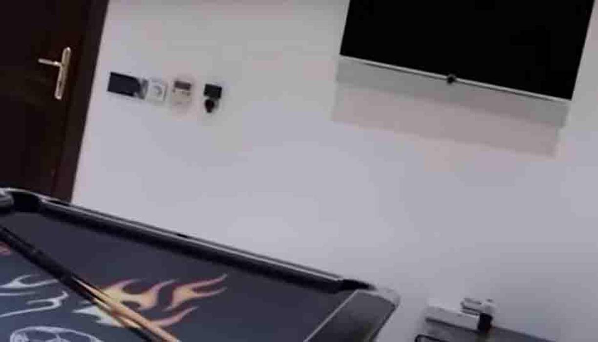 Dentro de la mansión de Adebayor cuenta con una gran mesa de billar.