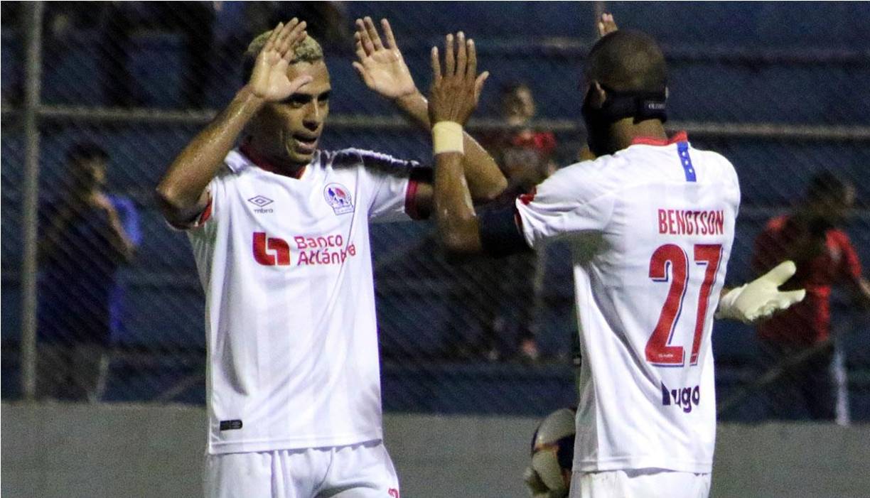 Eddie Hernández hizo el primer gol del tetracampeón Olimpia y lo festejó con Jerry Bengtson.