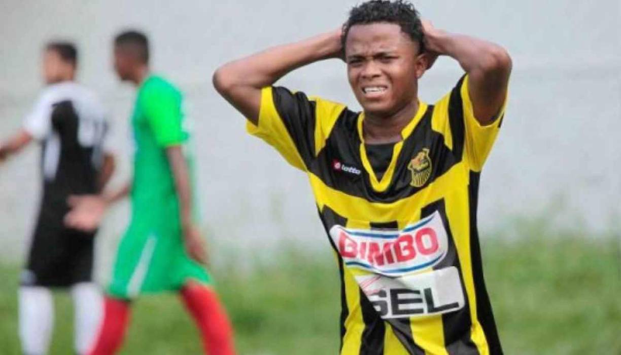 Sus condiciones excepcionales fueron objeto de deseo entre varios clubes de la Liga Nacional, pero hubo uno que ganó esa carrera, Real España. Su ficha, le costó a la Maquina más de lo que habían pagado por los tres Martínez: Mario, Maynor y Henry; aunque de ello no tuvo ningún beneficio.