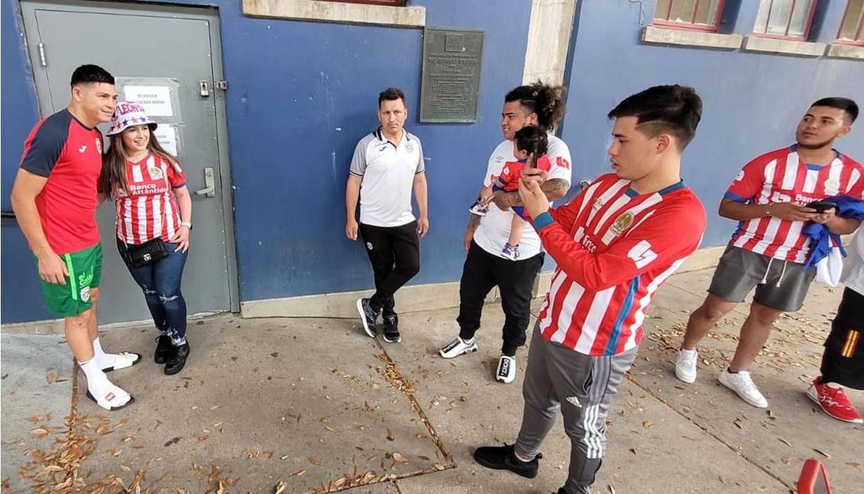 El futbolista de 29 años estuvo un buen rato tomándose fotos con los aficionados que se le acercaron a saludarlo.