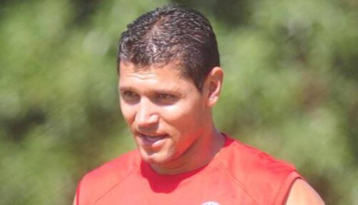 Yacuzzi, nacido en San Nicolás, surgió en Platense y pasó por Tigre, Gimnasia de Concepción del Uruguay y Tiro Federal, donde obtuvo el ascenso a primera división en 2005. Después pasó a Arsenal, donde consiguió la Copa Sudamericana 2007 y la Suruga Bank en 2008. Tuvo un paso por el fútbol de México (Tijuana de México) y en 2012 regresó a la Argentina y jugó en clubes como Huracán, Rosario Central y Defensa y Justicia. Finalizó su carrera en 2018 en Club Somisa, de su ciudad natal.