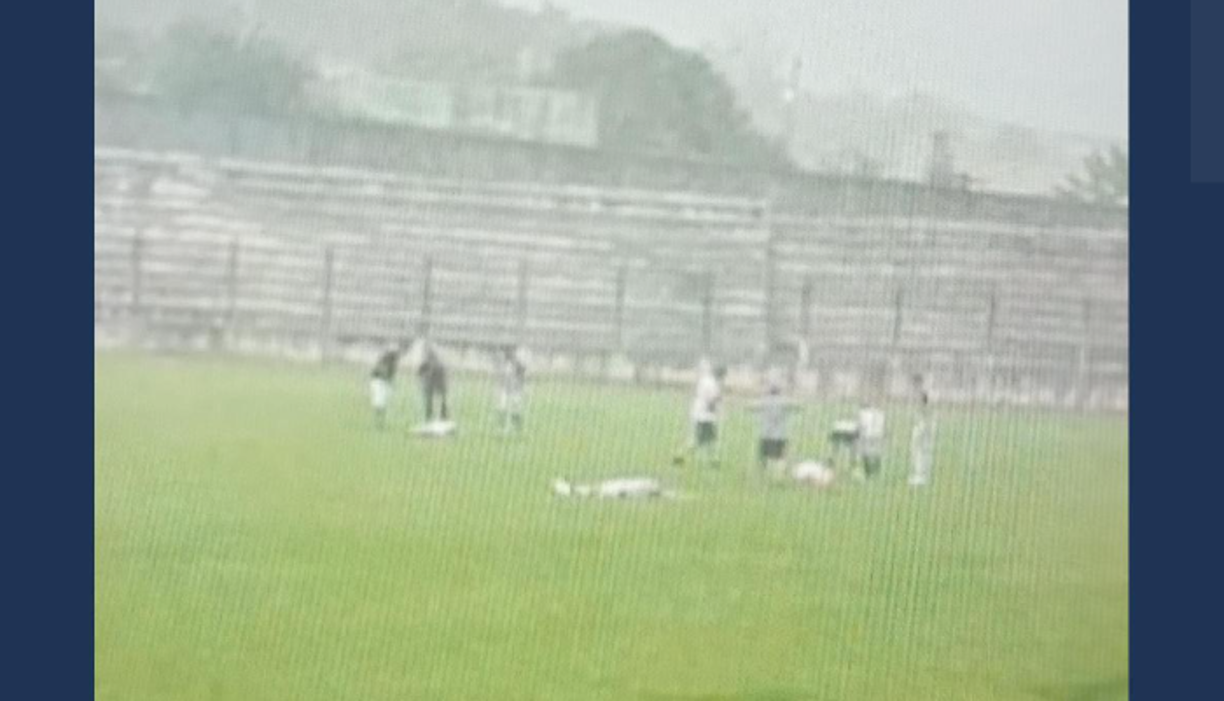 En las imágenes que se viralizaron en las redes sociales se ve a un grupo de personas tratando de sacar a los jugadores que quedaron tendidos en el campo.