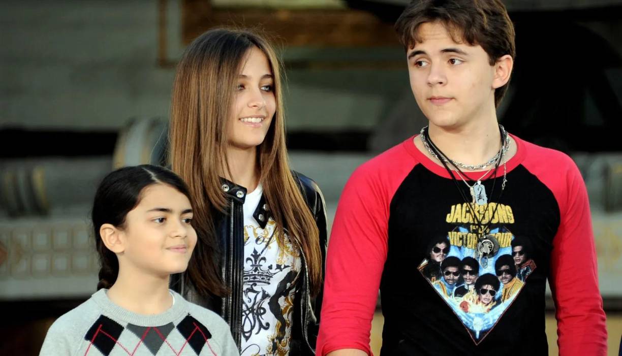 Según documentos obtenidos y revelados por People: “Los fideicomisos de la madre de Michael Jackson, Katherine, y sus tres hijos, Paris, Prince y Bigi, no pueden financiarse hasta que se resuelva una disputa en curso entre su patrimonio y el IRS, dicen los albaceas del patrimonio en un nuevo documento legal”.