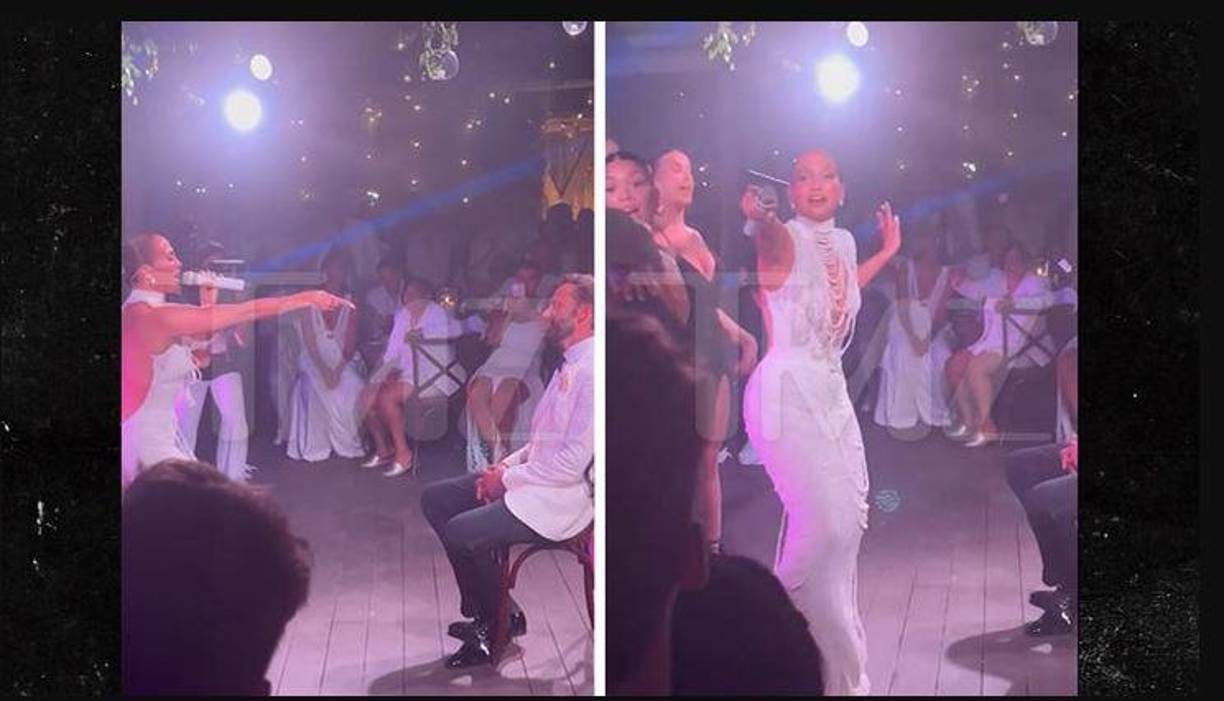 “A la intérprete se le ve con su vestido de novia, ¡e incluso tiene coristas y bailarines!”, describe la publicación.