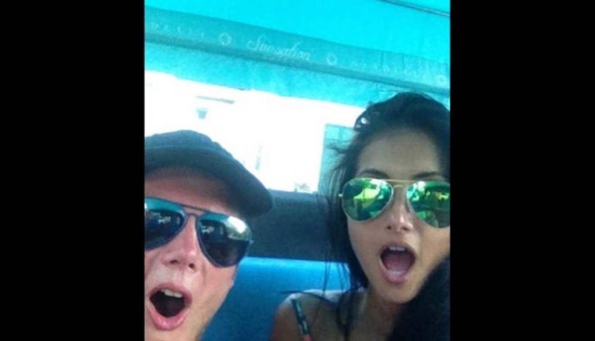 En la red social de Instagram, Goldberg indicó que Tim Bergling le escribió el tema 'Don't Give Up On Us (Enough Is Enough)', cuya letra dice: 'Vamos, nena, no te rindas con nosotros. Elígeme y te mostraré lo que es el amor'.