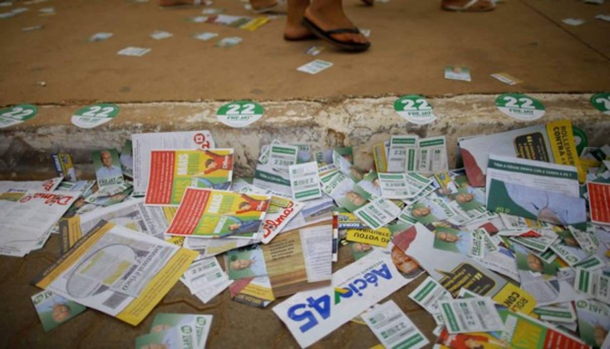 Vista de la publicidad electoral en una calle de la favela Estructural en Brasilia.