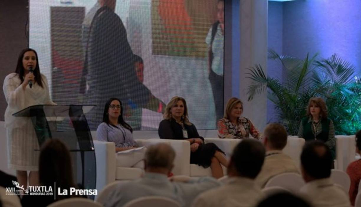 Ana García centró su exposición en la economía, los derechos humanos y políticos de las mujeres en Honduras.