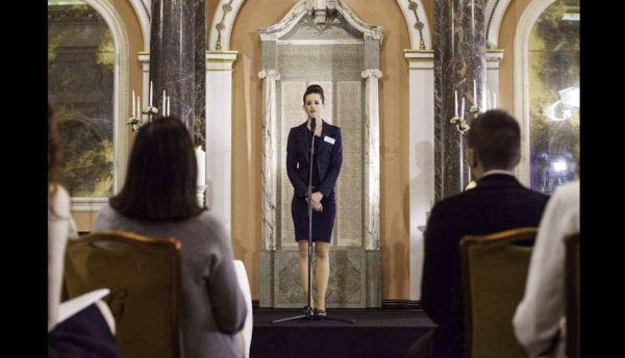 Miss Inglaterra lideró el tributo para honrar la vida de las hermanas Alvarado.