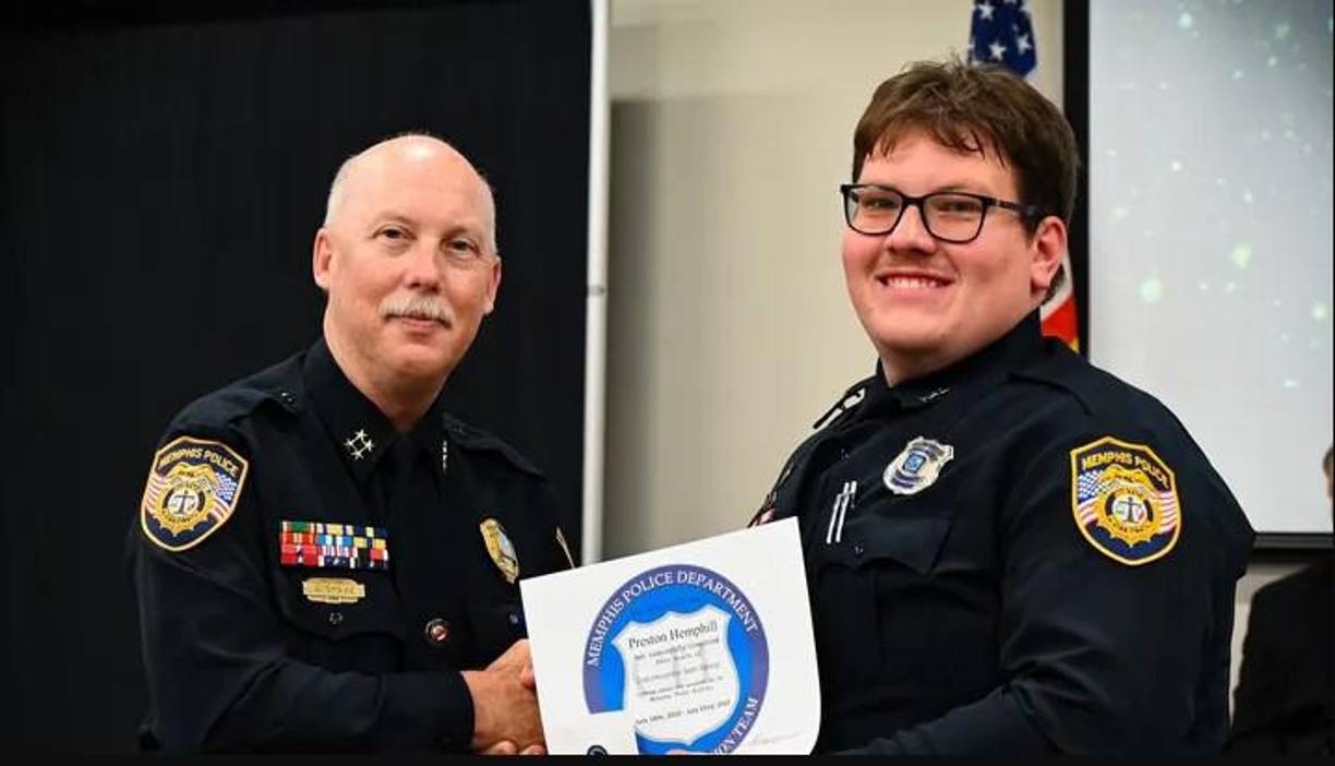 El sexto policía invoclucrado en la muerte de Tyre Nichols fue identificado como Preston Hemphill, quien es blanco. Del otro no se facilitó inicialmente la identidad ni especificaron qué papel pudo haber tenido en la brutal y mortal paliza que sufrió Nichols durante su arresto.