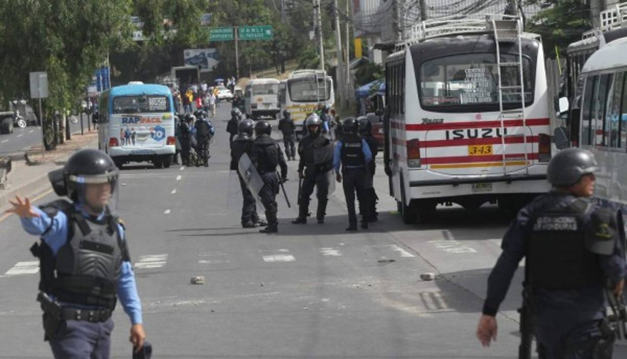 La dirigencia del sector del transporte de Honduras solicitó a sus agremiados no bloquear la libre circulación, pero hicieron caso omiso.