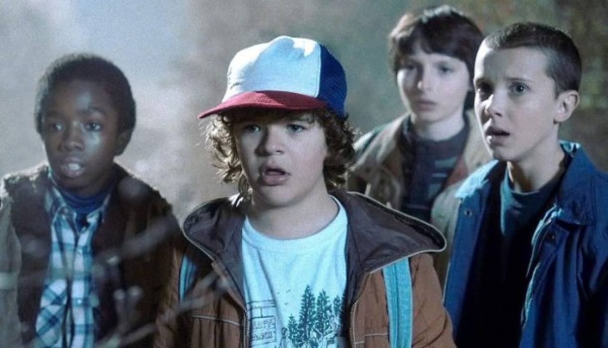 Para ayudar a vender la serie, los hermanos Duffer editaron un 'trailer' falso combinando segmentos de más de 25 películas diferentes que incluían a E.T., Pesadilla en la Calle del Infierno, Super 8, y Halloween. También crearon un libro de fotografías diseñado al estilo de una novela retro de Stephen King.