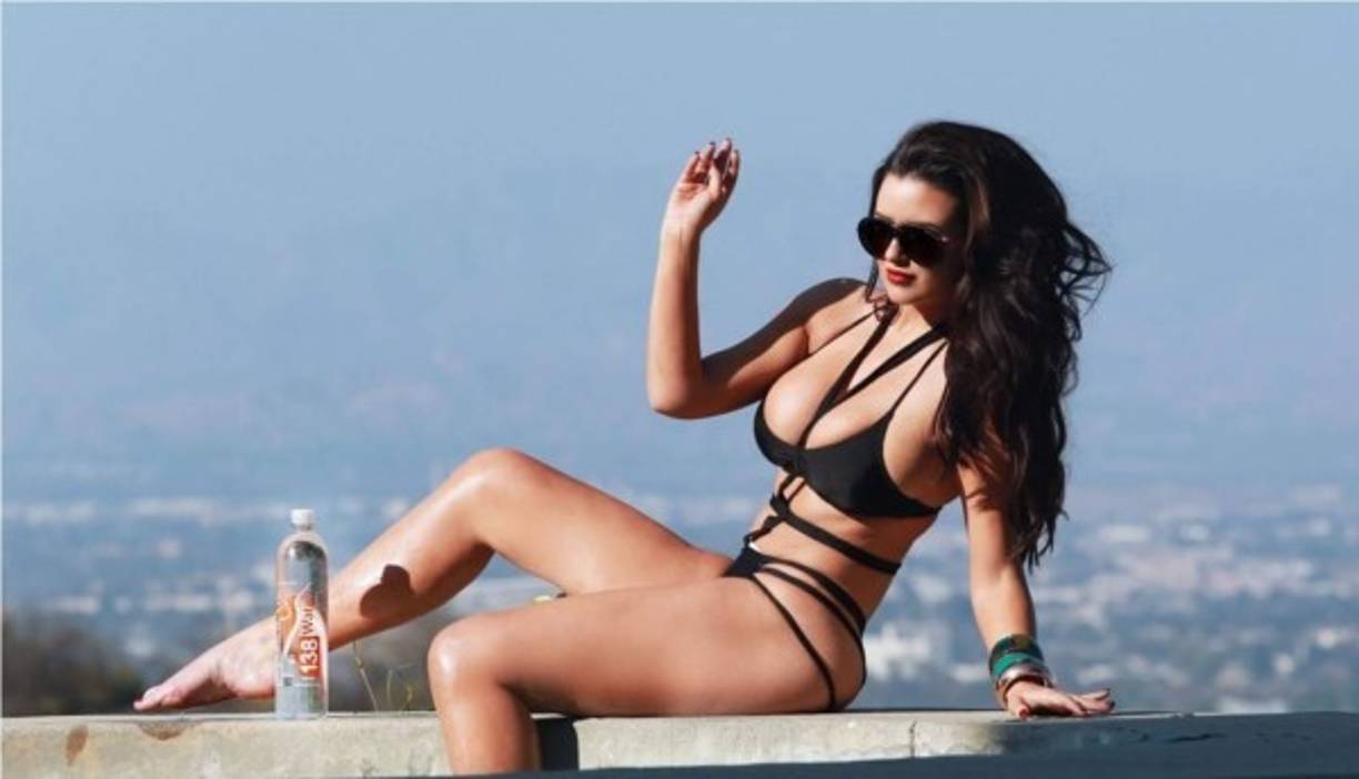 Sus curvas deleitan a los diferentes admiradores.