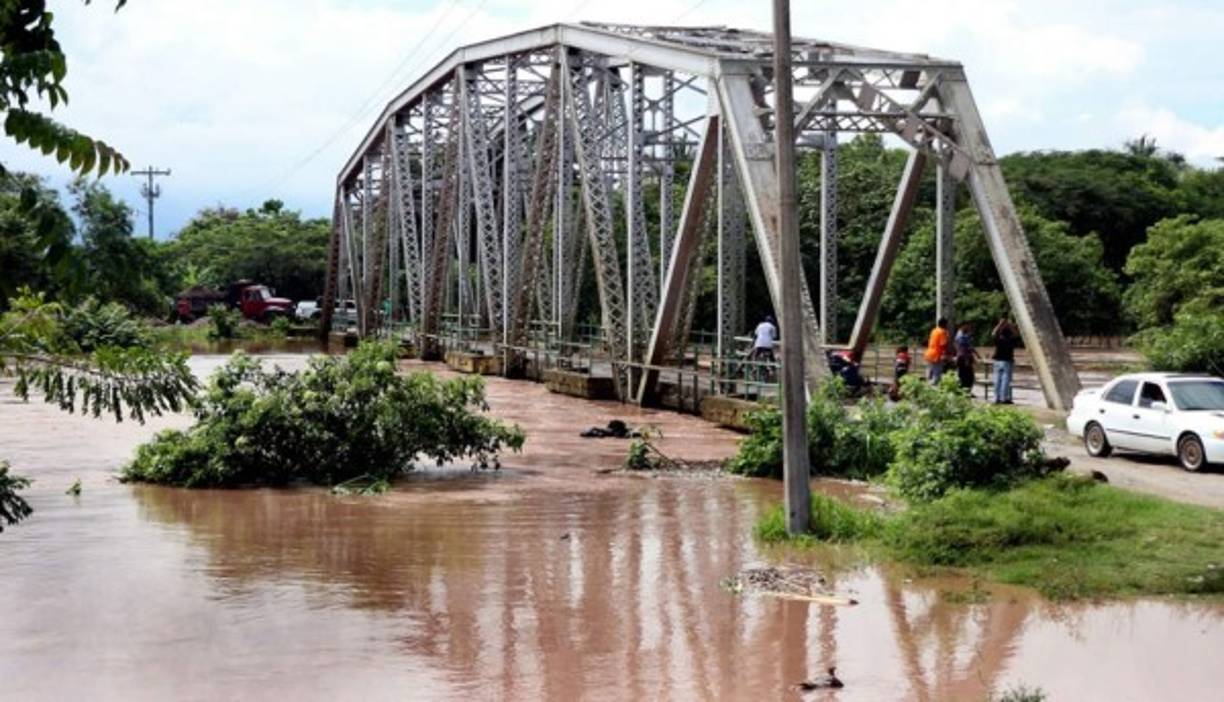 El río Ulúa al nivel del suelo del puente El Plateado en El Progreso, Yoro.