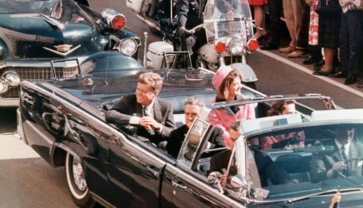 El asesinato de John F. Kennedy. En la cuarteta 26 de la centuria I Nostradamus esribe: 'El gran rayo cae de día, mal y predicho por portador postulado: siguiente presagio cae de noche, conflicto en Reims, Londres, etrusca bubónica'. Se considera que Nostradamus hace referencia al asesinato del presidente de EE.UU., John F. Kennedy, en 1963 y el posterior asesinato de su hermano Robert, ocurrido a la una de la madrugada. Con el segundo verso menciona un aviso dado por la profetisa Jean Dixon a los dos hermanos Kennedy.