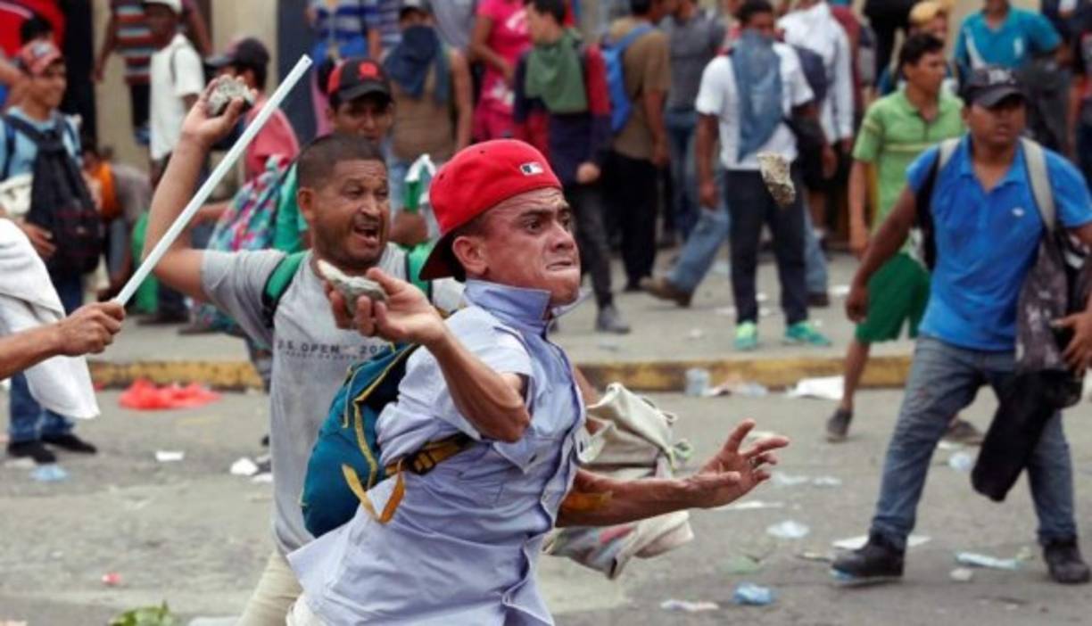 Estas imágenes han enfurecido al presidente estadounidense Donald Trump, que amenazó con militarizar y cerrar la frontera de EEUU para evitar el ingreso de estas caravanas de migrantes.