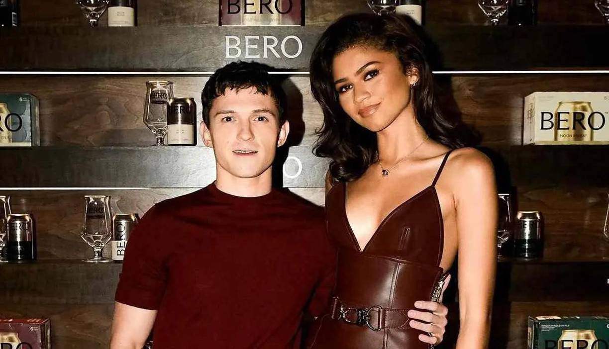 El tatuaje de Zendaya es una pequeña “t” ubicada justo debajo de su axila, mientras que Holland optó por una “z” en la parte superior de su caja torácica. Ambos diseños son discretos, en partes del cuerpo fáciles de ocultar. 