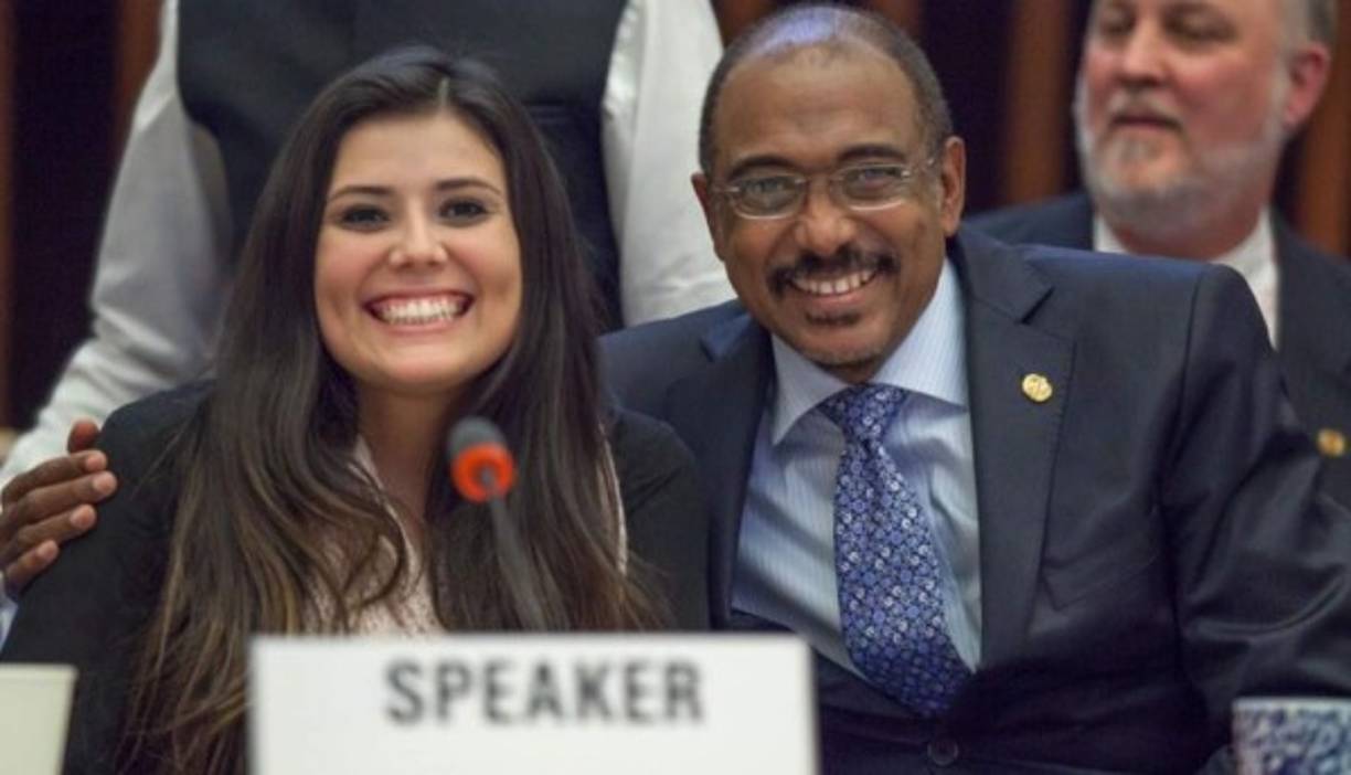 Keren Dunaway junto al director de la Onusida Michel Sidibé en Ginebra el pasado mes de diciembre en una conferencia que habló sobre el acceso a medicamentos de los hondureños que viven con VIH-Sida.