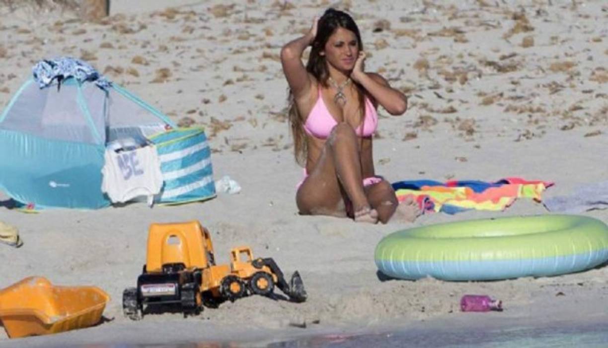 Antonella Roccuzzo volvió a llevarse casi todas las fotos de los reporteros que siguen el día a día de las vacaciones de la familia Messi en Ibiza. Antonella bajó a la playa acompañada por Leo y sus hijos, Thiago y Mateo, y después del gran revuelo de fanáticos que querían una foto con el 10 del Barcelona.