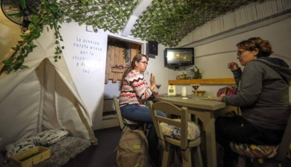 Este inusual bar-café se erige en un lugar de inclusión en esta ciudad de ocho millones de habitantes. (Foto:AFP)