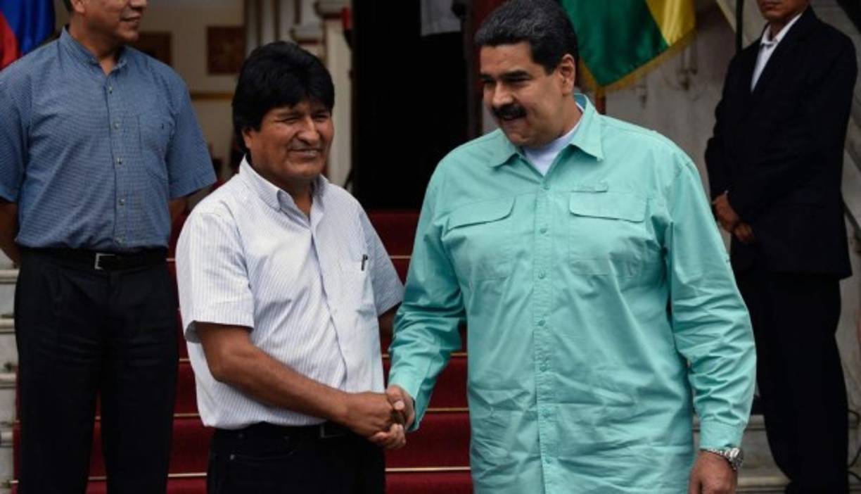 El presidente boliviano Evo Morales reconoció como legítimas las elecciones en Venezuela y advirtió de que 'la derecha latinoamericana', al cuestionar los comicios, intenta legitimar una intervención exterior al dictado de Estados Unidos.<br/><br/>Maduro obtuvo 5.823.728 votos con una participación de 8,6 de los más de 20 millones que estaban llamados a las urnas, uno de los porcentajes más bajos de la historia de Venezuela.<br/>