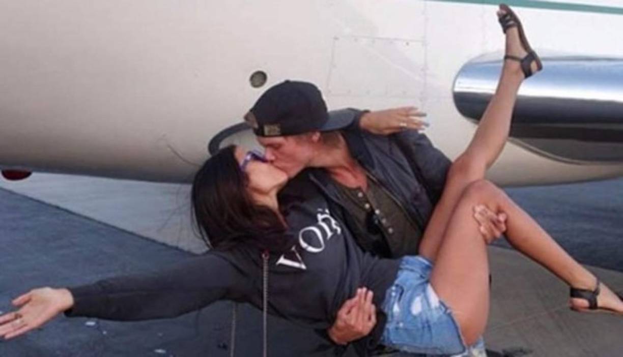 Avicii, uno de los DJ más exitosos del mundo que contribuyó al éxito global de la música electrónica, murió ayer viernes en Omán a los 28 años, informó su representante.